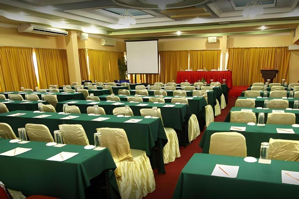 Grand Antares Hotel Medan Esterno foto